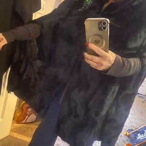 Faux blk cape with  fab accessories Donna Slayer. Staple piece ..classic glam 🖤